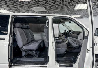 Подержанный автомобиль Volkswagen Caravelle 2010 года (9 фото)