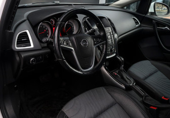 Подержанный автомобиль Opel Astra Sedan 2015 года (11 фото)