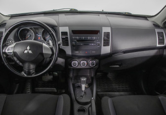 Подержанный автомобиль Mitsubishi Outlander 2010 года (13 фото)