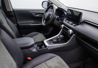 Подержанный автомобиль Toyota RAV4 2023 года (9 фото)
