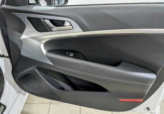 Подержанный автомобиль Genesis G70 2019 года (25 фото)