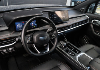Подержанный автомобиль Geely Okavango 2023 года (12 фото)