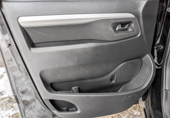 Подержанный автомобиль Peugeot Traveller 2022 года (17 фото)