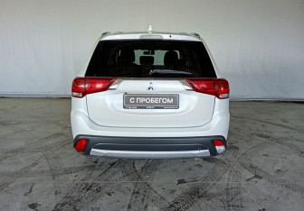 Подержанный автомобиль Mitsubishi Outlander 2017 года (5 фото)