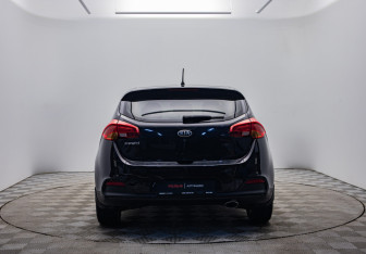 Подержанный автомобиль Kia Ceed Hatchback 2015 года (6 фото)
