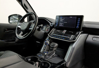 Подержанный автомобиль Toyota Land Cruiser Suv 2021 года (13 фото)
