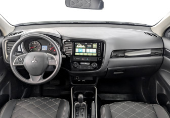 Подержанный автомобиль Mitsubishi Outlander 2022 года (14 фото)