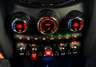 Подержанный автомобиль MINI Hatch 2020 года (16 фото)