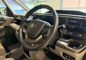 Подержанный автомобиль Honda Stepwgn 2017 года (16 фото)