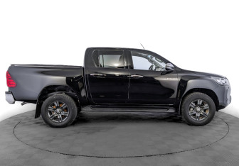 Подержанный автомобиль Toyota Hilux 2021 года (4 фото)