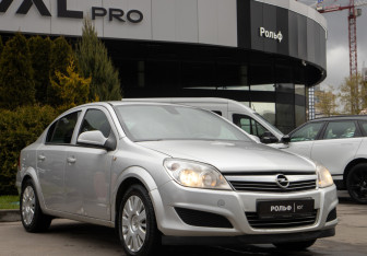 Подержанный автомобиль Opel Astra Sedan 2010 года (2 фото)