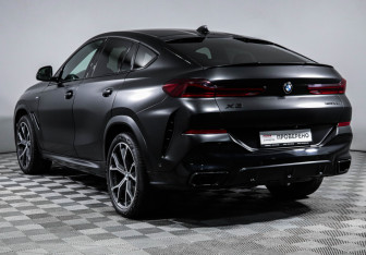 Подержанный автомобиль BMW X6 2021 года (7 фото)