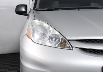 Подержанный автомобиль Toyota Sienna 2006 года (22 фото)