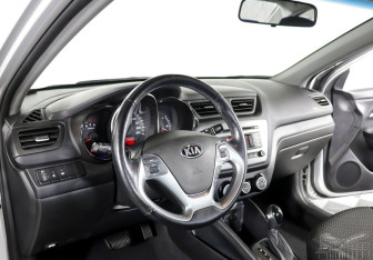 Подержанный автомобиль Kia Rio Sedan 2016 года (9 фото)