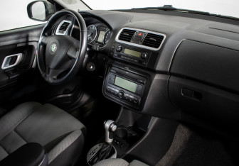 Подержанный автомобиль Skoda Fabia Hatchback 2008 года (10 фото)