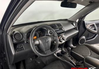 Подержанный автомобиль Toyota RAV4 2011 года (16 фото)