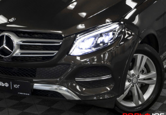 Подержанный автомобиль Mercedes-Benz GLE 2015 года (23 фото)