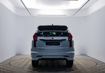 Подержанный автомобиль Mitsubishi Montero Sport 2022 года (6 фото)