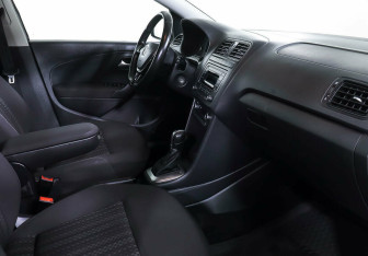 Подержанный автомобиль Volkswagen Polo Sedan 2018 года (8 фото)