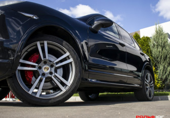 Подержанный автомобиль Porsche Cayenne 2012 года (26 фото)