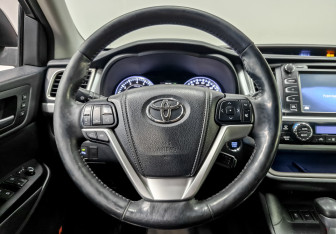 Подержанный автомобиль Toyota Highlander 2014 года (21 фото)