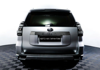 Подержанный автомобиль Toyota Land Cruiser Prado 2019 года (6 фото)