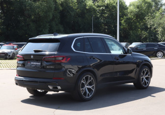 Подержанный автомобиль BMW X5 2020 года (5 фото)