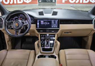 Подержанный автомобиль Porsche Cayenne 2019 года (14 фото)