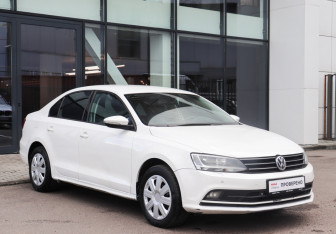 Подержанный автомобиль Volkswagen Jetta Sedan 2015 года (3 фото)