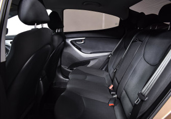 Подержанный автомобиль Hyundai Elantra Sedan 2015 года (13 фото)