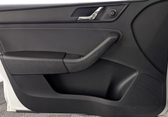 Подержанный автомобиль Skoda Rapid Liftback 2017 года (19 фото)