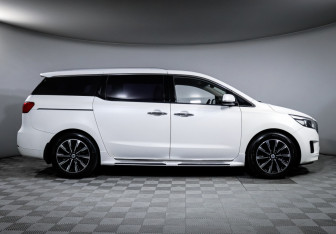Подержанный автомобиль Kia Carnival 2016 года (4 фото)