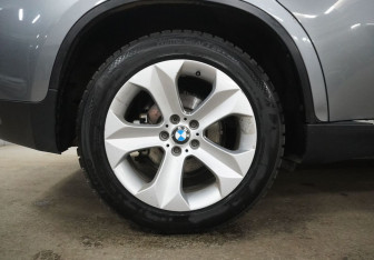 Подержанный автомобиль BMW X6 2012 года (10 фото)