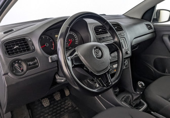 Подержанный автомобиль Volkswagen Polo Sedan 2015 года (14 фото)