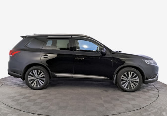 Подержанный автомобиль Mitsubishi Outlander 2020 года (4 фото)
