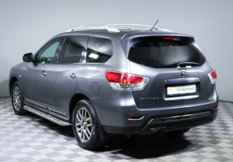 Подержанный автомобиль Nissan Pathfinder 2015 года (7 фото)