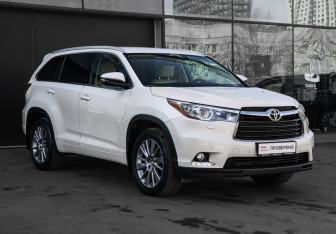 Подержанный автомобиль Toyota Highlander 2014 года (3 фото)