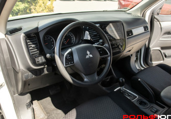 Подержанный автомобиль Mitsubishi Outlander 2013 года (14 фото)