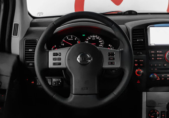 Подержанный автомобиль Nissan Pathfinder 2014 года (11 фото)
