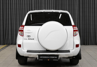 Подержанный автомобиль Toyota RAV4 2012 года (5 фото)