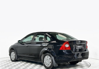 Подержанный автомобиль Ford Focus Sedan 2011 года (7 фото)