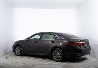 Подержанный автомобиль Lexus ES 2012 года (7 фото)