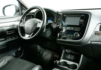 Подержанный автомобиль Mitsubishi Outlander 2013 года (8 фото)
