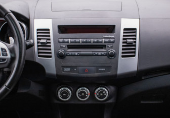 Подержанный автомобиль Mitsubishi Outlander 2008 года (14 фото)