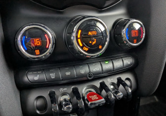 Подержанный автомобиль MINI Hatch 2019 года (16 фото)