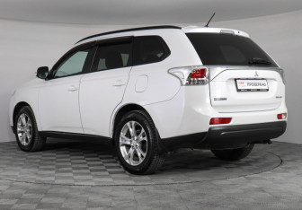 Подержанный автомобиль Mitsubishi Outlander 2012 года (7 фото)