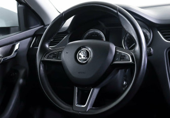 Подержанный автомобиль Skoda Octavia Liftback 2017 года (10 фото)