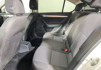 Подержанный автомобиль Skoda Octavia Liftback 2014 года (10 фото)