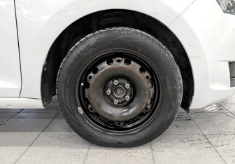 Подержанный автомобиль Skoda Rapid Liftback 2018 года (18 фото)