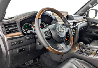 Подержанный автомобиль Lexus LX 2016 года (16 фото)
